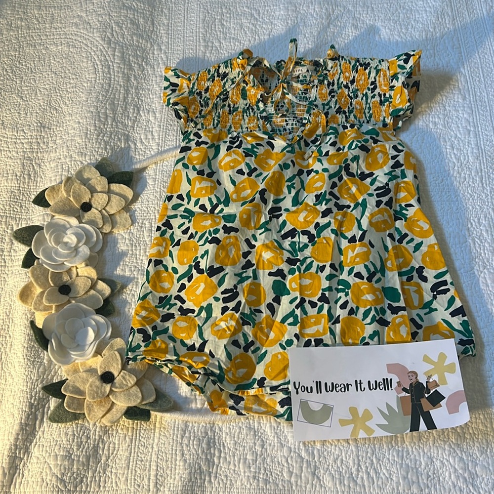 Flowery blouse with elastics and ruffle detail.  Size S